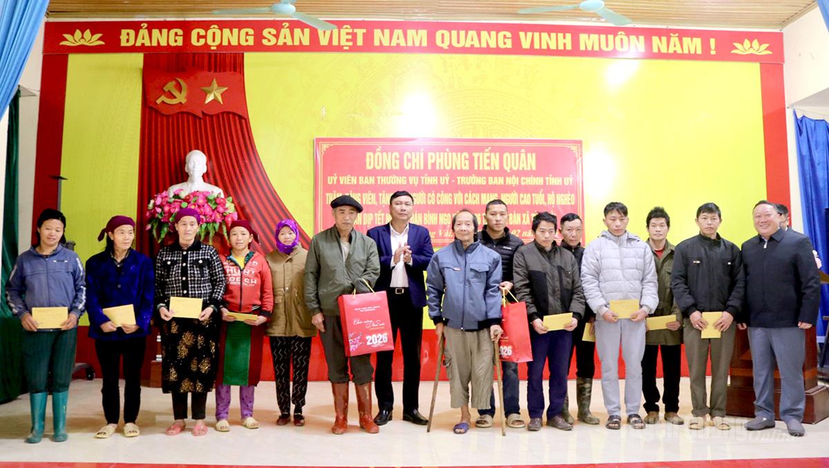 Comrade Phung Tien Quan, Head of the Provincial Party Committee's Internal Affairs Department, presented gifts to policy beneficiary families, the elderly, and poor households in Tung Vai commune.
