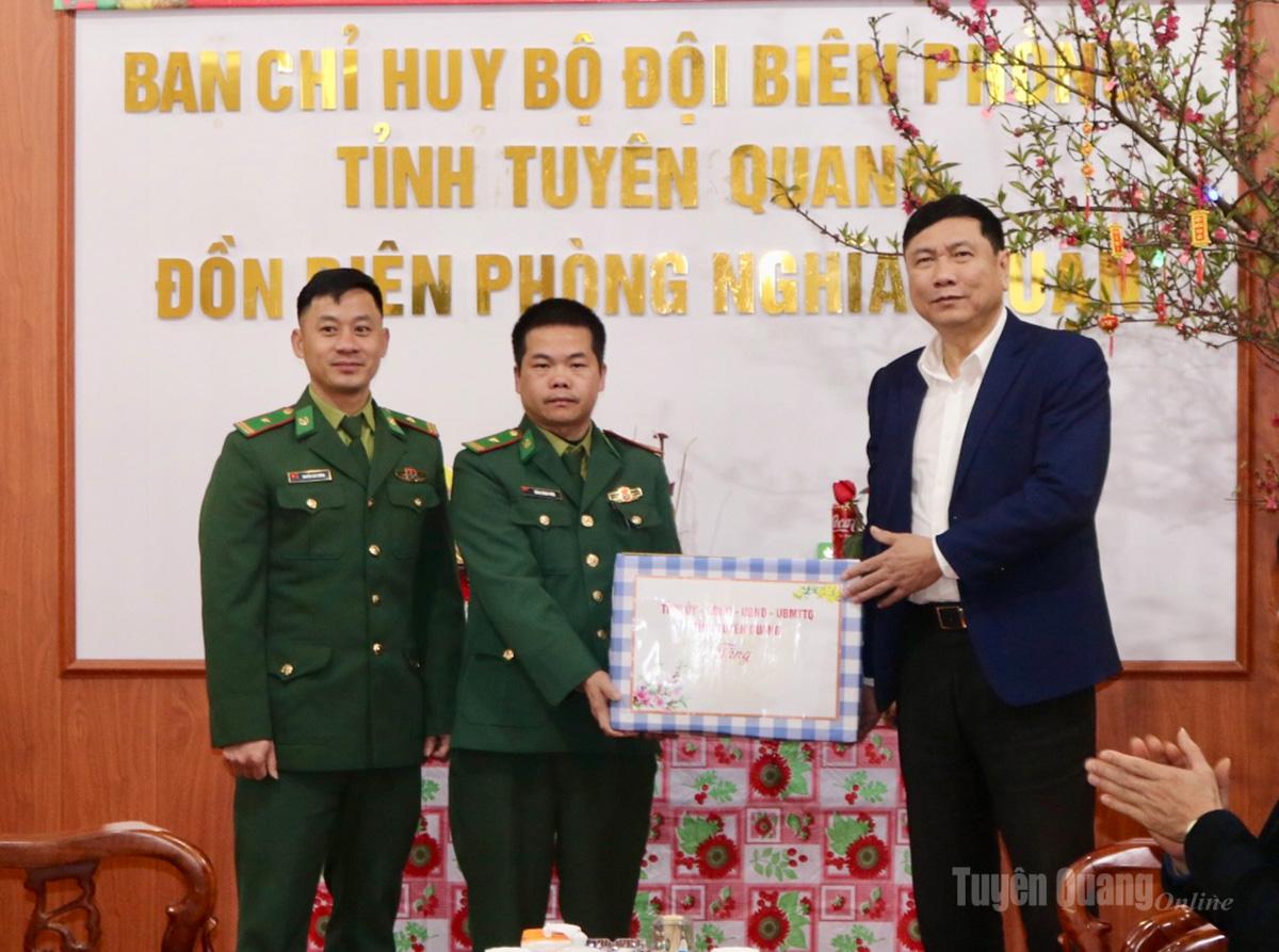 Comrade Phung Tien Quan, Head of the Provincial Party Committee's Internal Affairs Department, presents gifts to Nghia Thuan Border Guard Station.