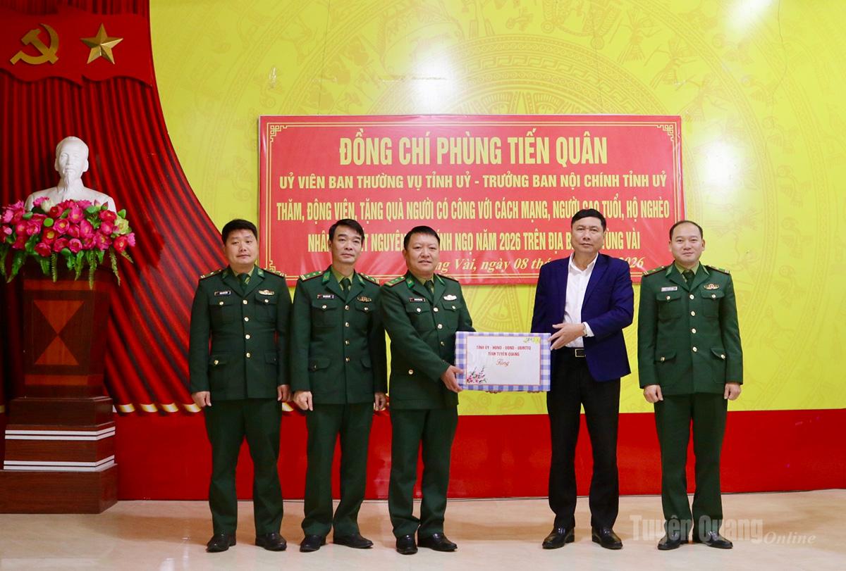 Comrade Phung Tien Quan, Head of the Provincial Party Committee's Internal Affairs Department, presents gifts to Tung Vai Border Guard Station. (Representative photo)