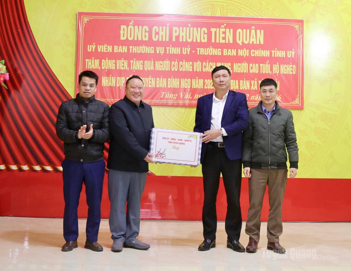 Comrade Phung Tien Quan, Head of the Provincial Party Committee's Internal Affairs Department, presented gifts from the Provincial Party Committee, Provincial People's Council, Provincial People's Committee, and Provincial Fatherland Front Committee to Tung Vai commune.