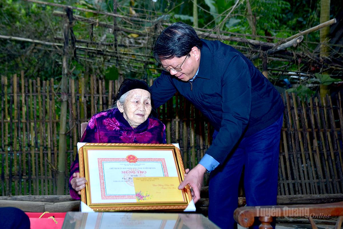 Mr. Ha Trung Kien, Standing Vice Chairman of the Vietnam Fatherland Front Committee of Ha Giang province, presented Tet gifts and wished a long life to Mrs. Ma Thi Kien, 90 years old, residing in Vu Hai Duong village, Kien Dai commune.