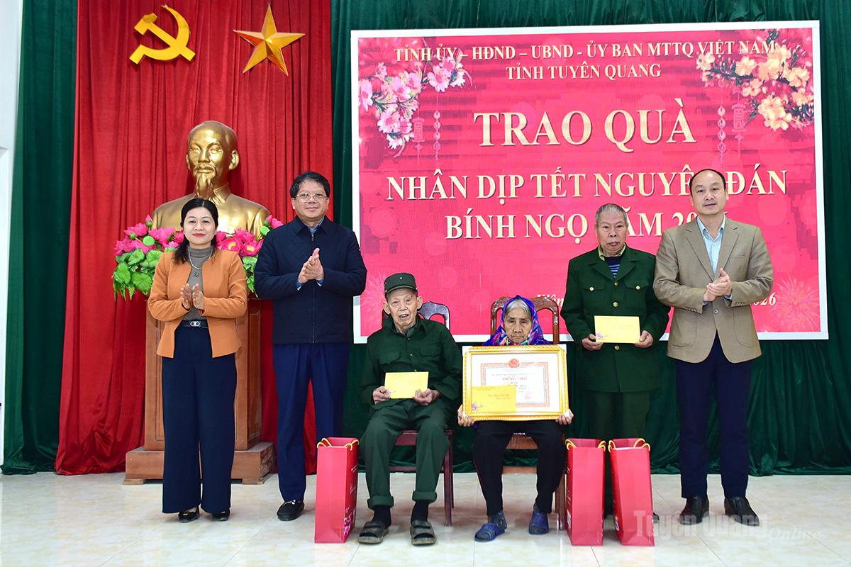 Permanent Vice Chairman of the Vietnam Fatherland Front Committee of Ha Trung Kien province and leaders of Kien Dai commune present Tet gifts to the elderly and those who have rendered meritorious services to the revolution. (Representative photo).