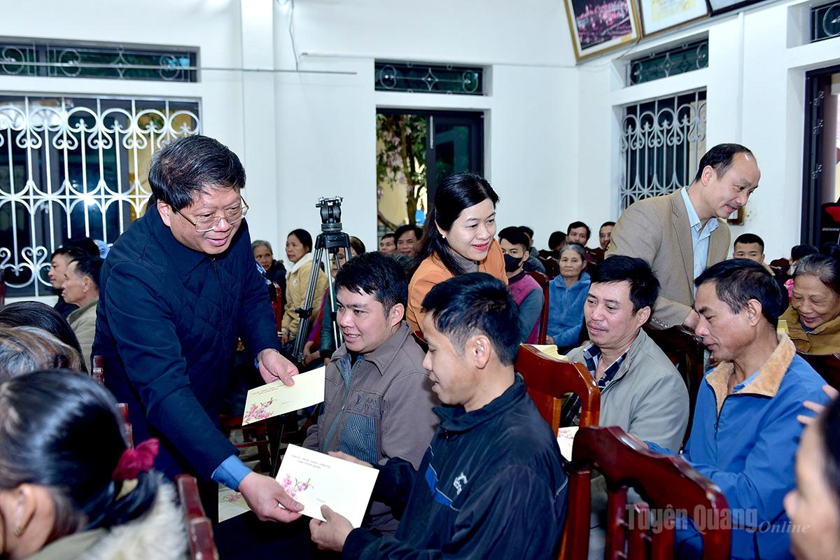 The Standing Vice Chairman of the Vietnam Fatherland Front Committee of Ha Trung Kien province and leaders of Kien Dai commune presented Tet gifts to poor households and people with difficult circumstances in Kien Dai commune.