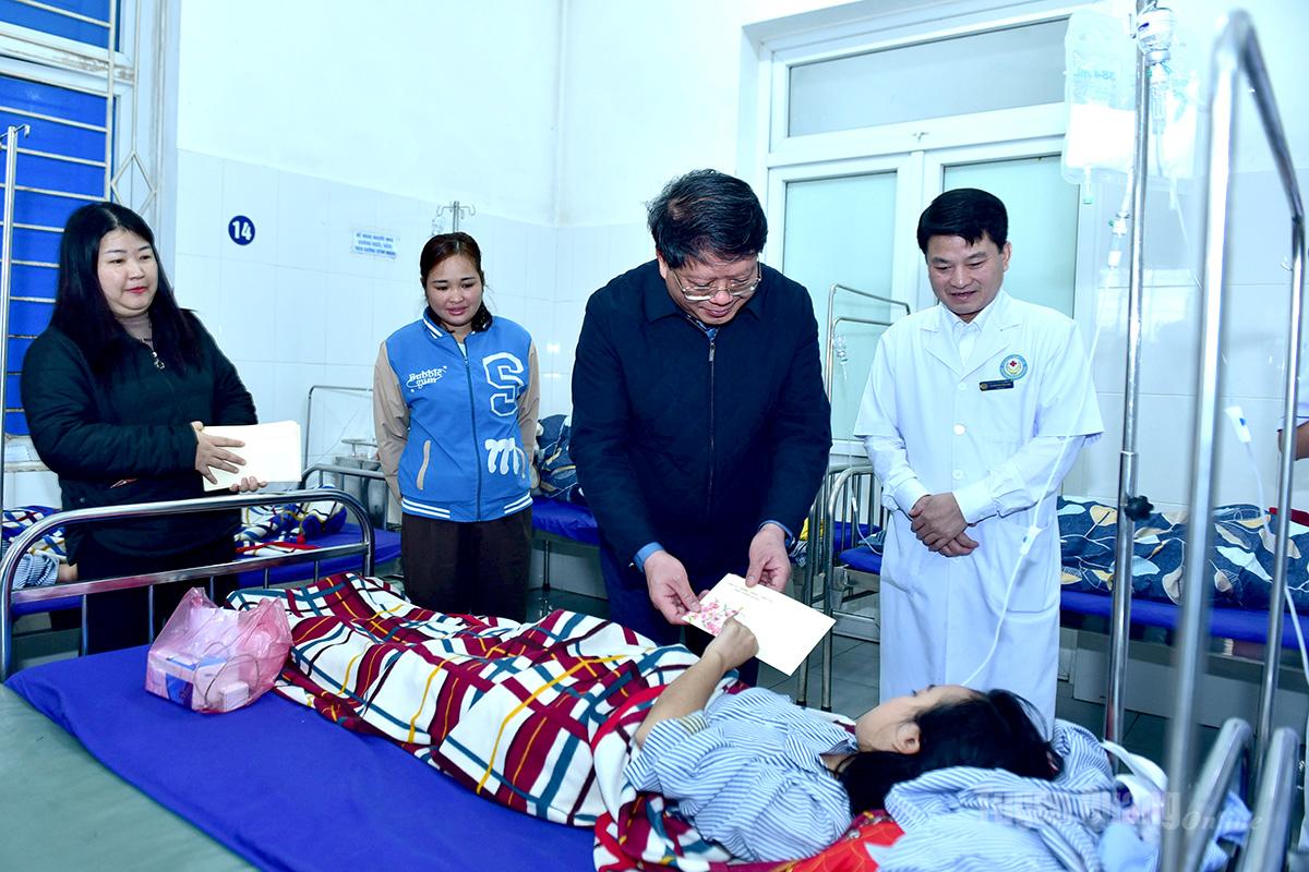 The Standing Vice Chairman of the Vietnam Fatherland Front Committee of Ha Trung Kien province visited, encouraged, and presented Tet gifts to patients with difficult circumstances who are receiving treatment at the Chiem Hoa Regional Medical Center.