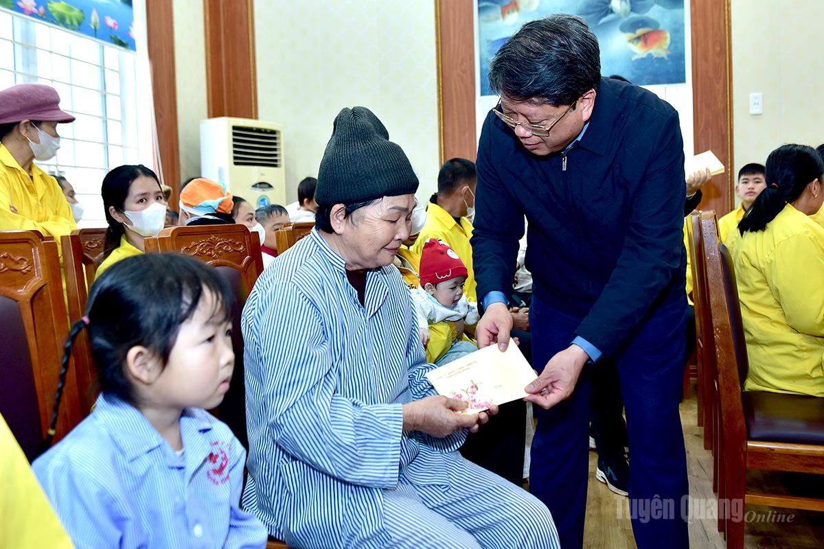 The Standing Vice Chairman of the Vietnam Fatherland Front Committee of Ha Trung Kien province visited, encouraged, and presented Tet gifts to patients with difficult circumstances who are receiving treatment at the Chiem Hoa Regional Medical Center.