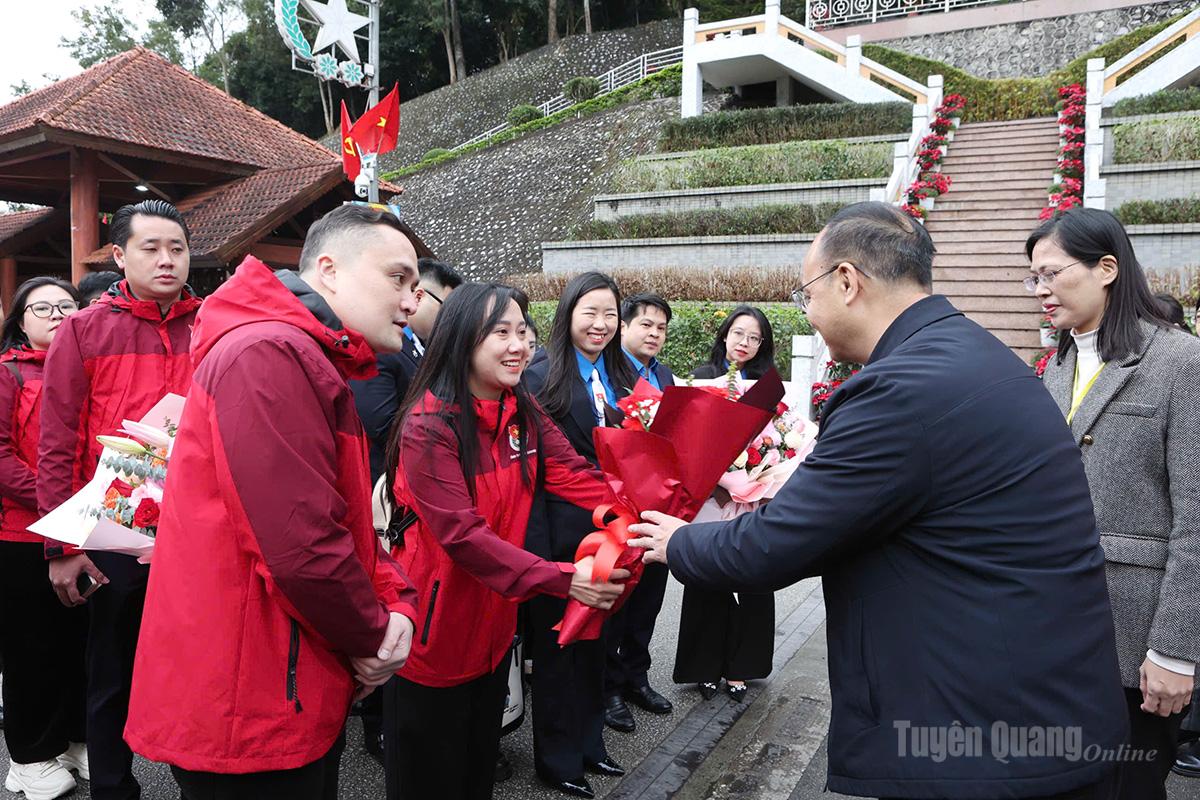 Leaders of the Tuyen Quang Provincial Youth Union presented flowers to the leaders of the Guangxi Regional Youth Union.