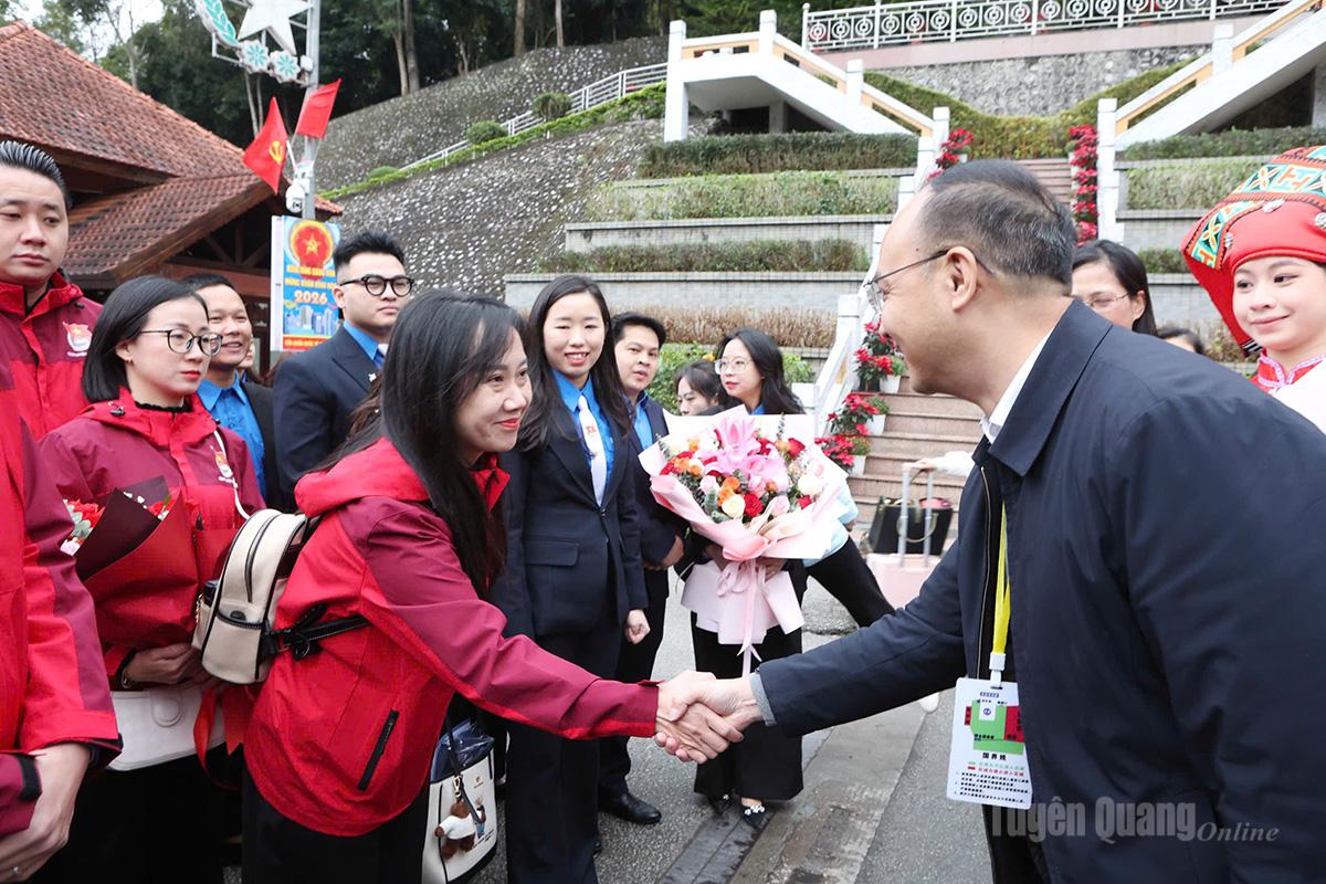 Leaders of the Guangxi Regional Youth League welcomed youth delegations from Lang Son and Tuyen Quang provinces.