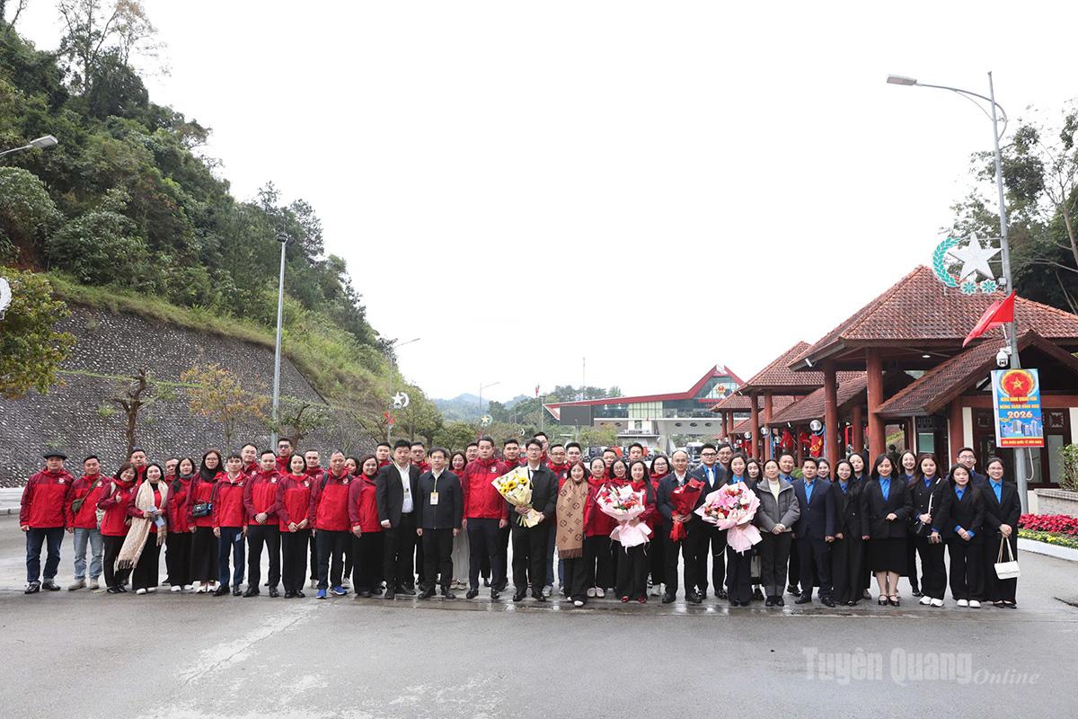 Youth delegations from Tuyen Quang, Lang Son, and the Guangxi Youth Union took a commemorative photo at the Huu Nghi (Vietnam)-Huu Nghi Quan (China) border gate.
