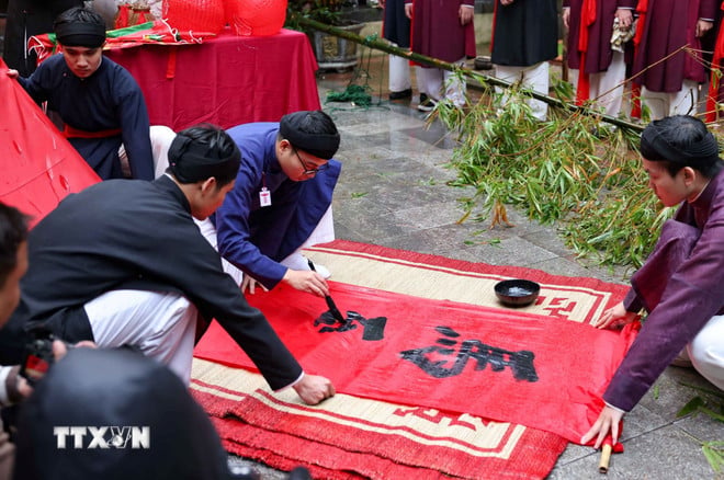 ttxvn-doc-dao-le-dung-cay-neu-giua-long-pho-co-ha-noi-08-2.jpg
