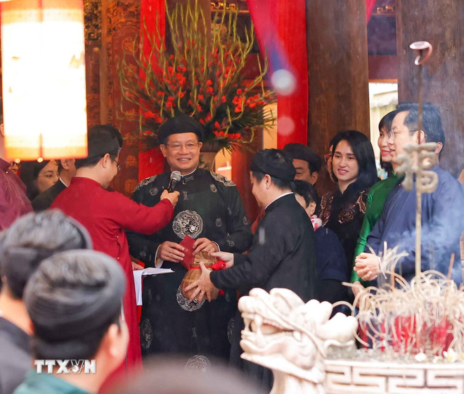 ttxvn-doc-dao-le-dung-cay-neu-giua-long-pho-co-ha-noi-08-3.jpg