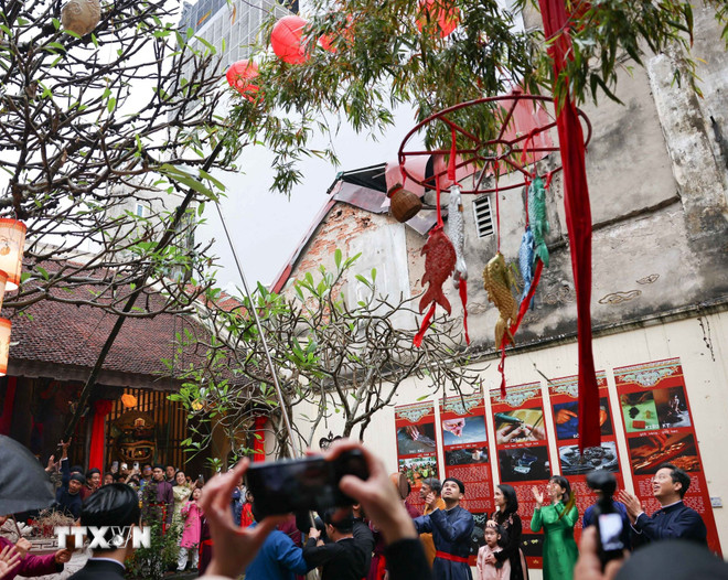 ttxvn-doc-dao-le-dung-cay-neu-giua-long-pho-co-ha-noi-08-7.jpg