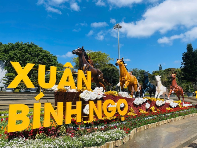 Linh vật Bát mã thành điểm check-in hút khách dịp Tết Bính Ngọ tại tây Gia Lai- Ảnh 1.