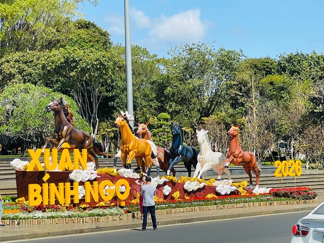 Linh vật Bát mã thành điểm check-in hút khách dịp Tết Bính Ngọ tại tây Gia Lai- Ảnh 4.