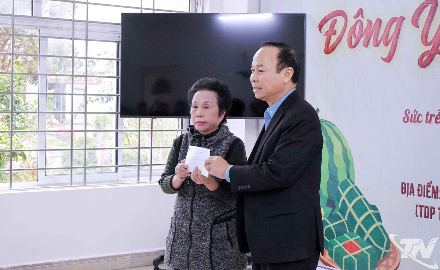 Die führenden Vertreter des Seniorenverbands der Provinz Thai Nguyen überreichten dem Zentrum Geschenke.