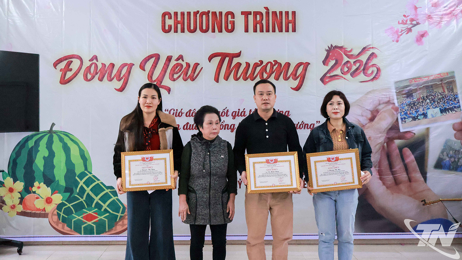 Frau Nguyen Thi Nguyet, Direktorin des Huong Ha Nguyet Sozialschutzzentrums, überreichte Auszeichnungen an die Mitarbeiter des Zentrums, die im Jahr 2025 herausragende Leistungen erbracht hatten.  