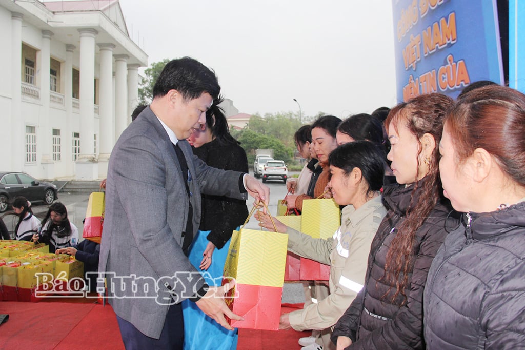 O camarada Tran Quoc Toan, Secretário Adjunto Permanente do Comitê Provincial do Partido e Presidente do Comitê da Frente da Pátria Vietnamita da província, entregou presentes do Tet (Ano Novo Lunar) a trabalhadores carentes.