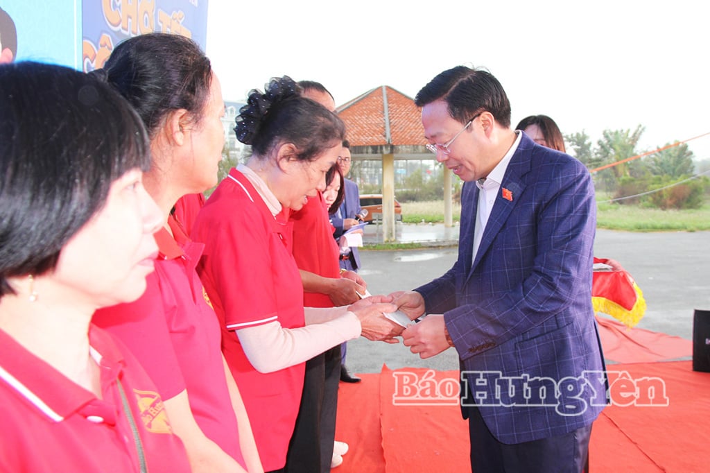 O camarada Nguyen Dai Thang, vice-chefe do Comitê de Assuntos da Delegação sob o Comitê Permanente da Assembleia Nacional, entrega presentes de Tet (Ano Novo Lunar) a trabalhadores em situação de vulnerabilidade.