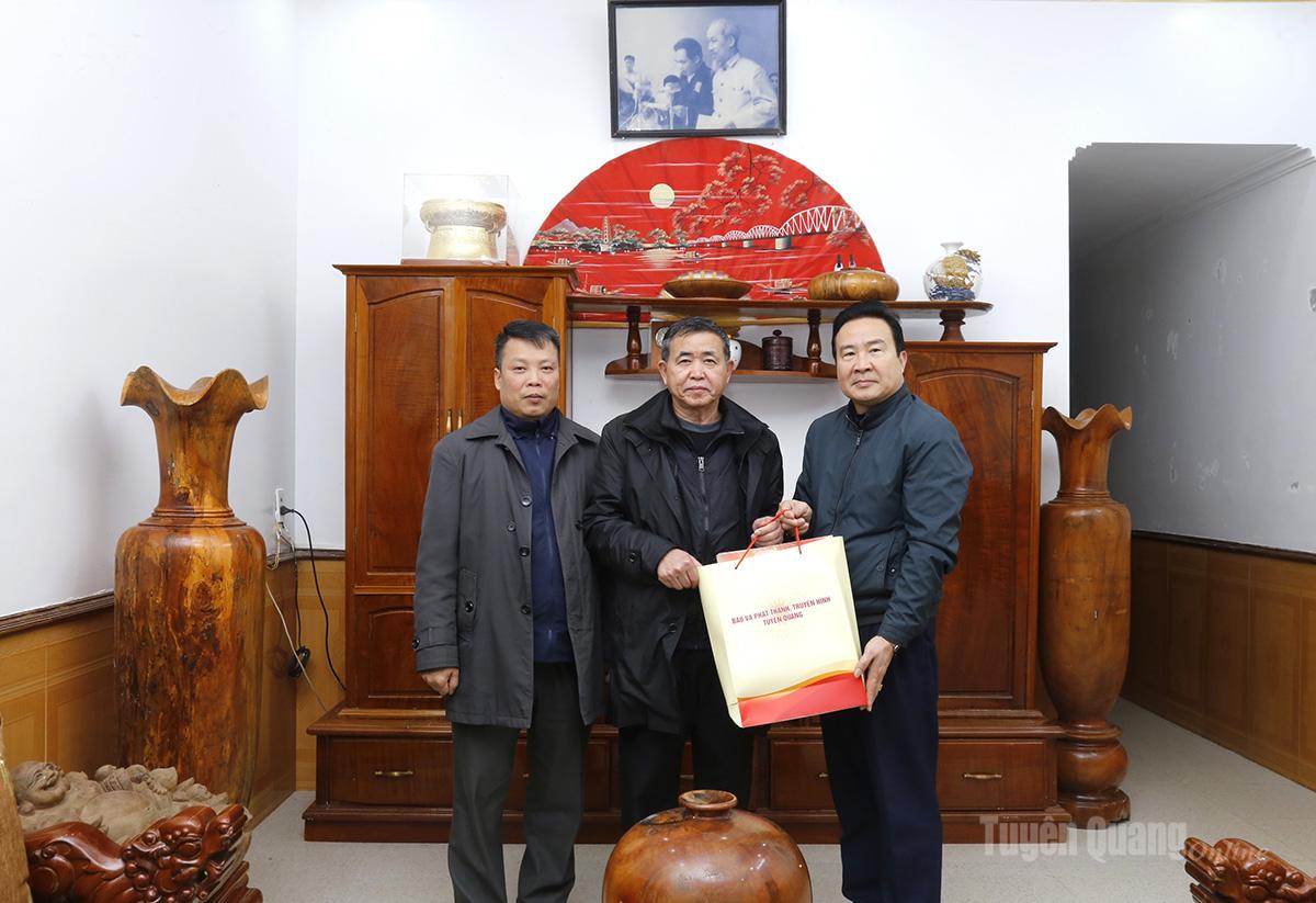 Comrade Nguyen Binh Minh visited and extended New Year greetings to Comrade Nguyen Van Tue, former Director of Ha Giang Radio and Television Station.