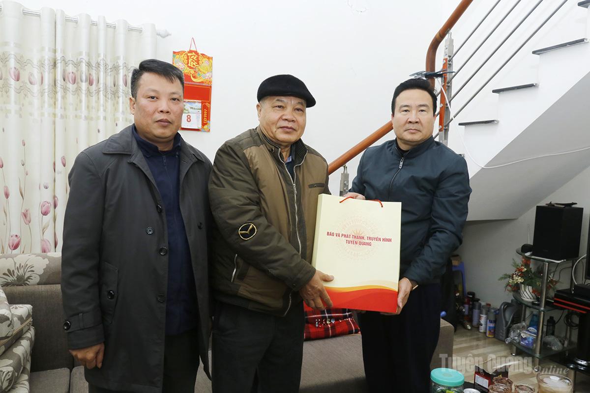 Comrade Nguyen Binh Minh presents gifts and New Year greetings to Comrade Sung Mi Chu, former Deputy Editor-in-Chief of Ha Giang Newspaper.