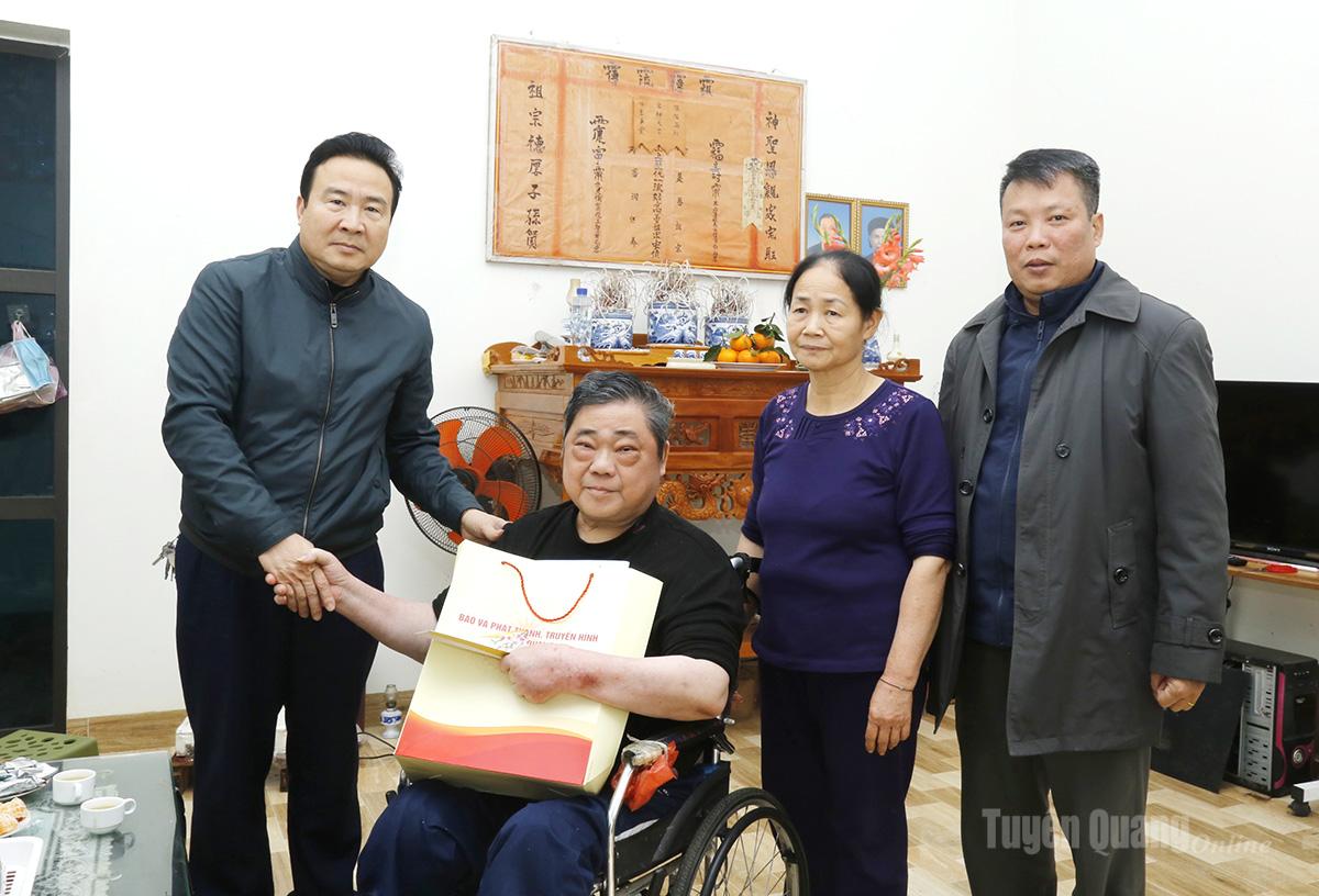 Nguyen Binh Minh, Deputy Director of Tuyen Quang Newspaper and Radio and Television, presented gifts and New Year greetings to Comrade Chu Danh Tan, former Deputy Director of Ha Giang Radio and Television Station.