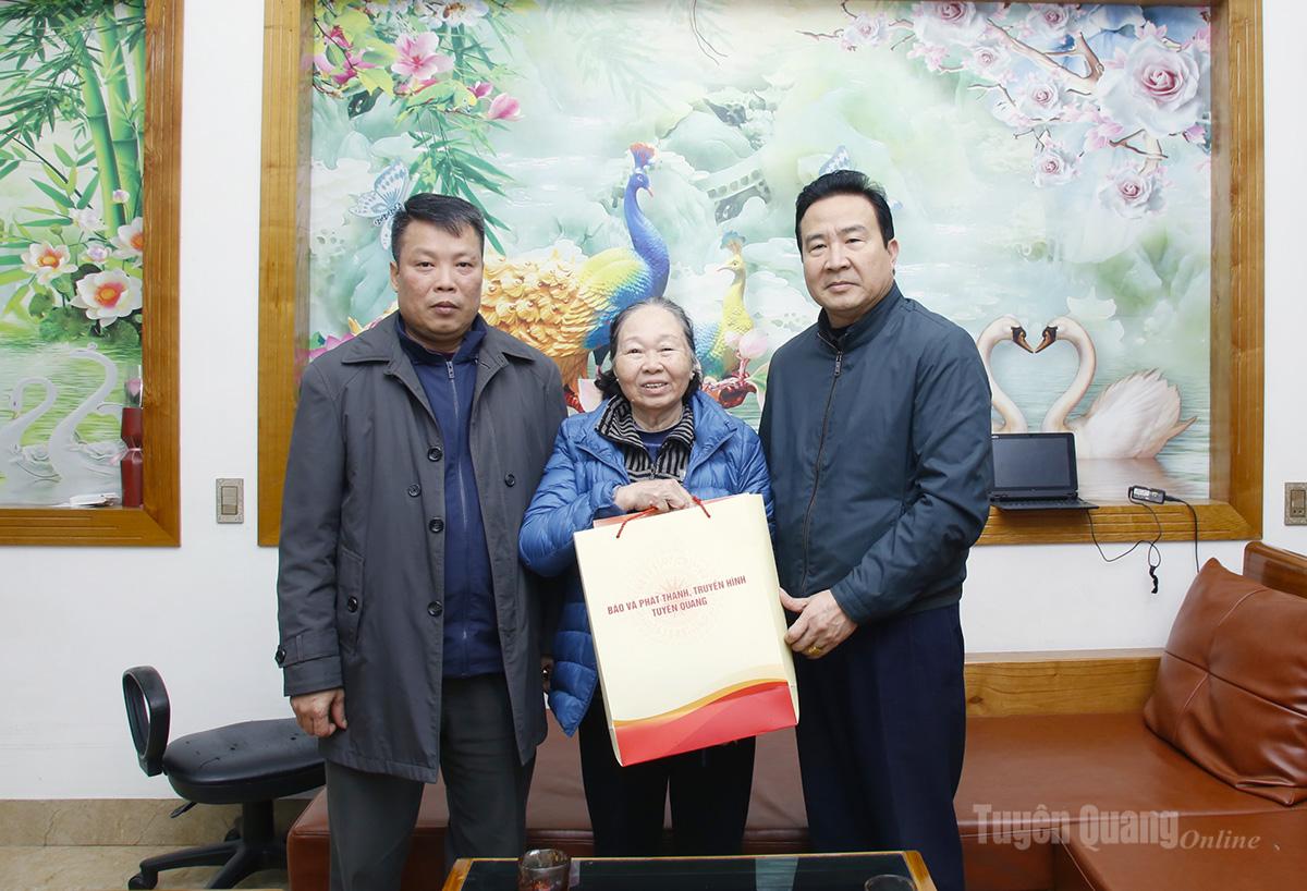 Comrade Nguyen Binh Minh, Deputy Director of Tuyen Quang Newspaper and Radio and Television, visited and extended New Year greetings to Comrade Vu Thi Thanh Tan, former Deputy Director of Ha Giang Radio and Television Station.