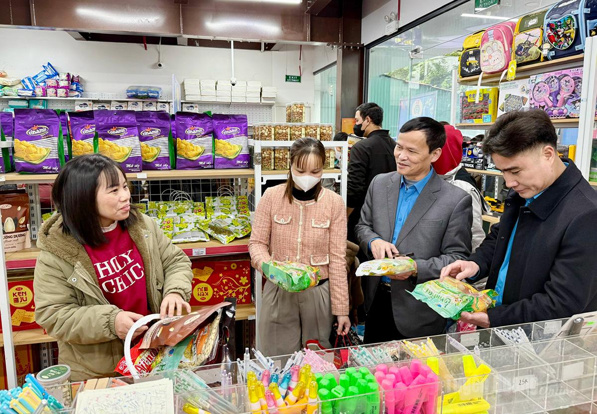Leaders of the Provincial Federation of Labor Unions visited the Trade Union Tet Market - Spring 2026.