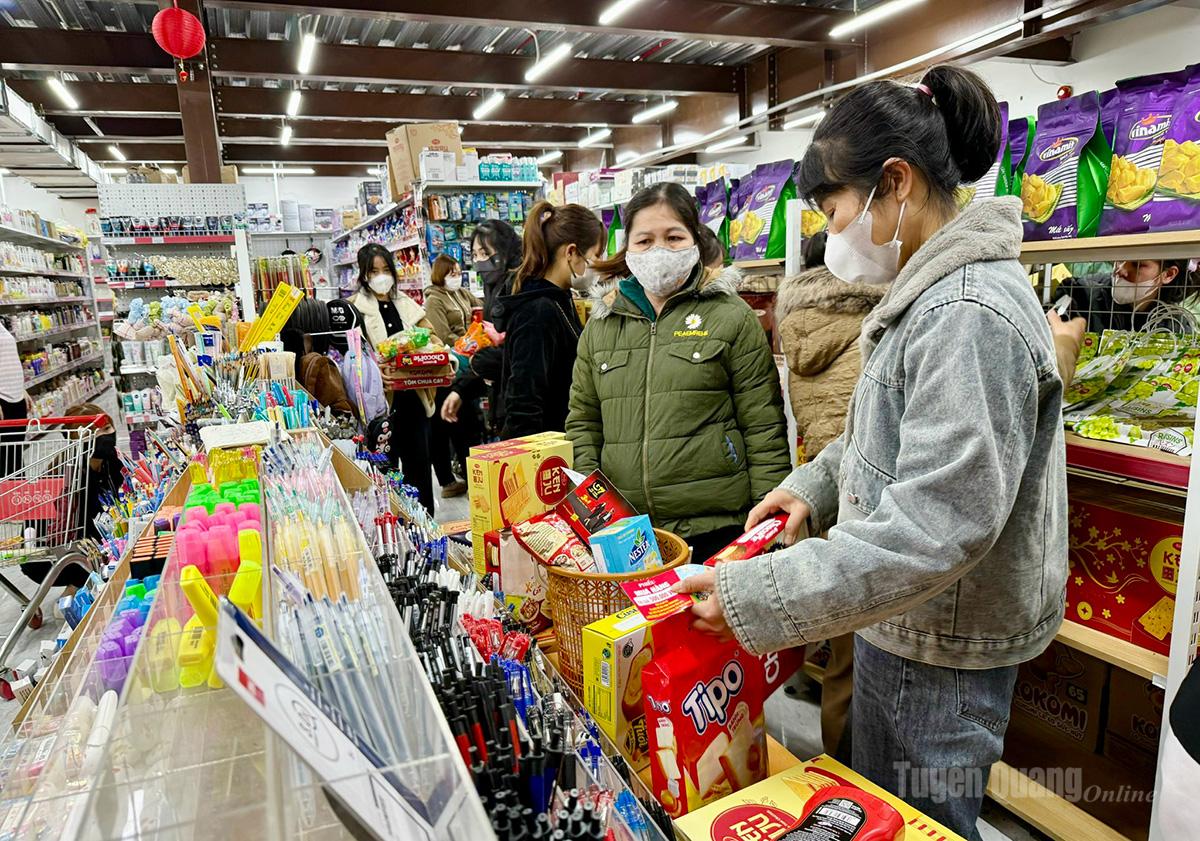 Union members and workers participate in the Trade Union Tet Market - Spring 2026.