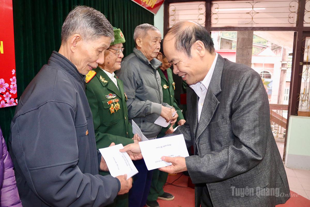 Leaders of the Provincial Association of Small and Medium Enterprises presented Tet gifts to victims of Agent Orange/Dioxin.