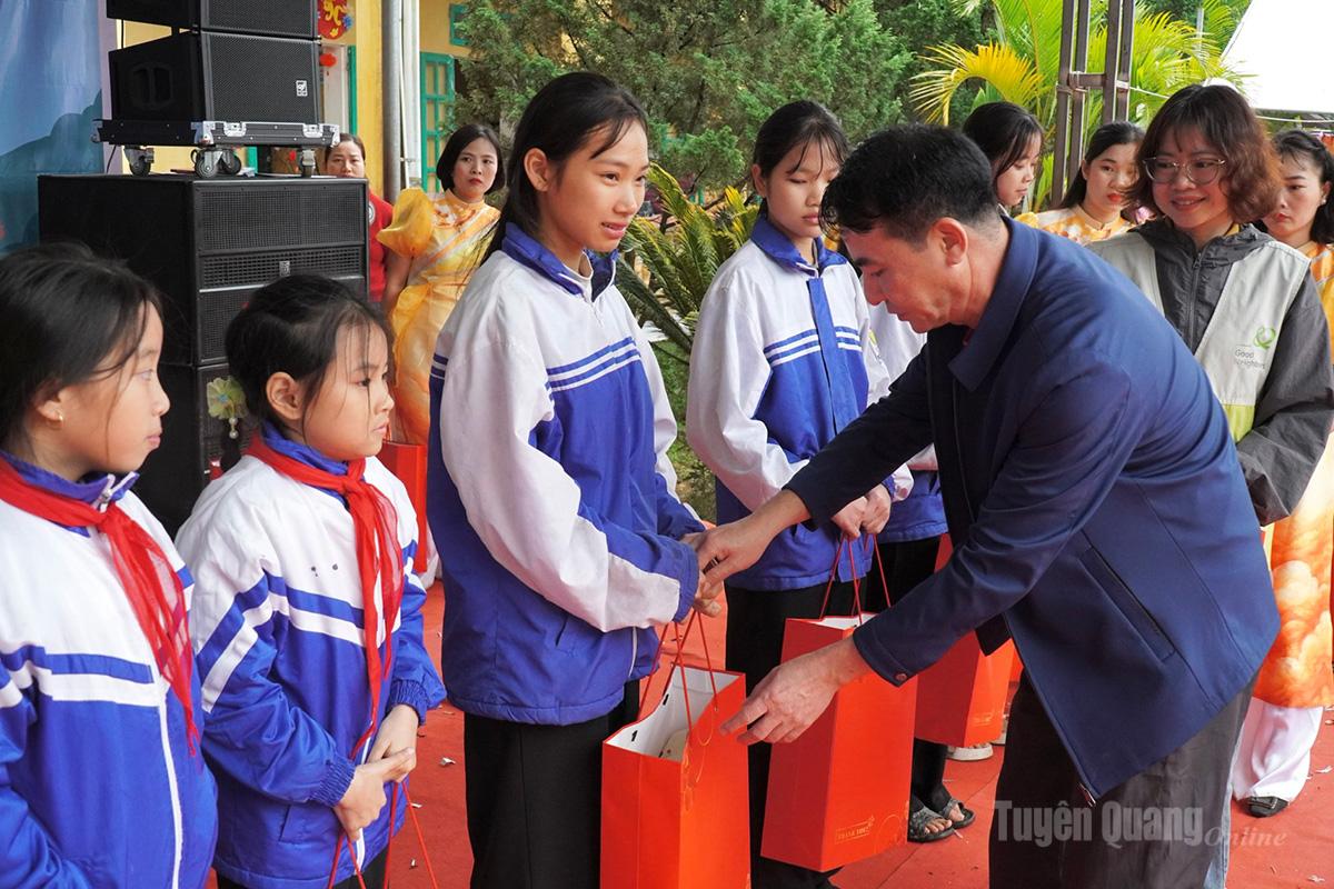 The organizers presented gifts to children from disadvantaged backgrounds in the area.