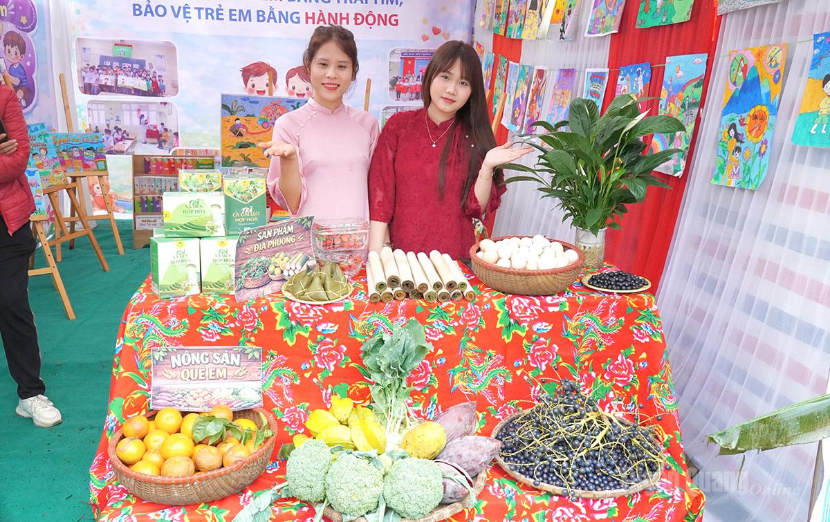 The students at the booth.
