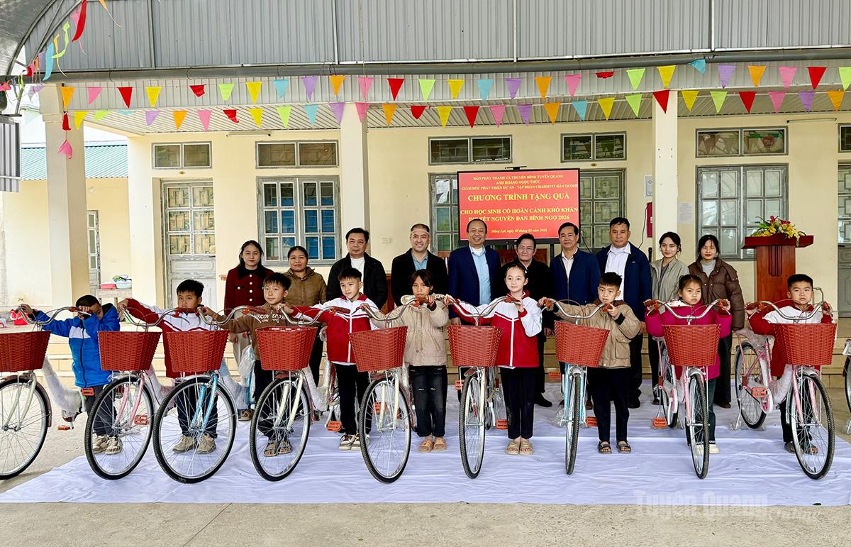 Mr. Hoang Ngoc Thuc, Project Development Director of Chamvit Group, South Korea, donated bicycles to students of Hung Loi 2 Primary School, Hung Loi commune.