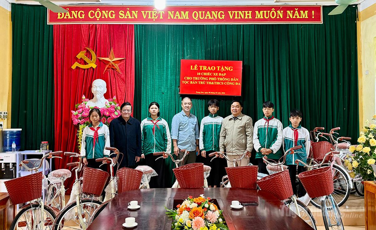 Mr. Hoang Ngoc Thuc, Project Development Director of Chamvit Group, South Korea, donated bicycles to students of Cong Da Ethnic Boarding Primary and Secondary School in Trung Son commune.