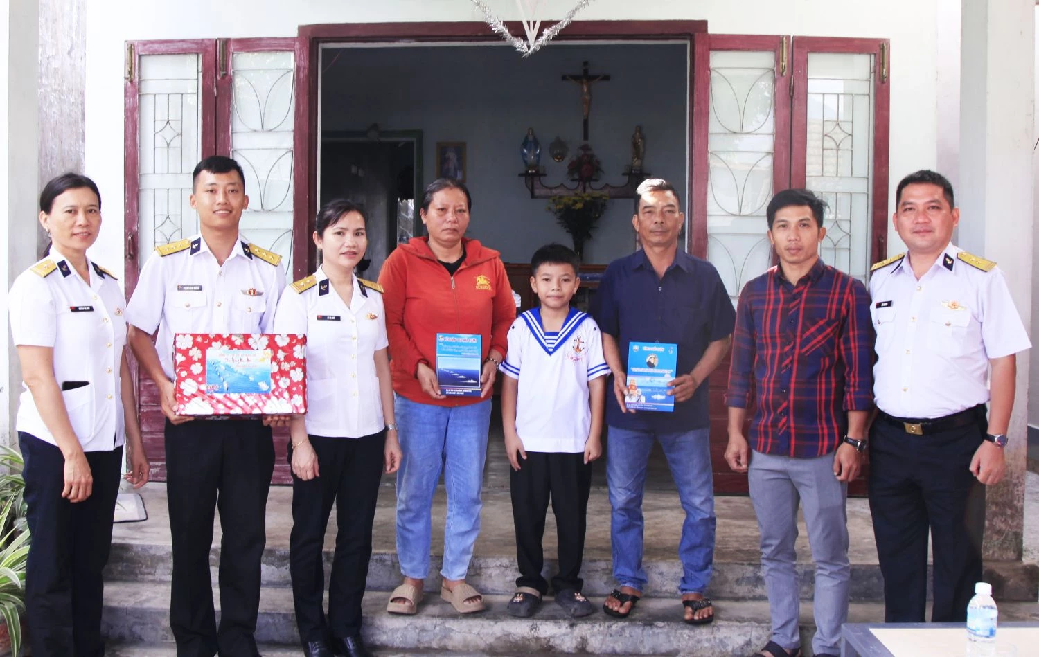 Het overhandigen van Tet-geschenken aan Hoang Tri Bao (gemeente Cam Lam).