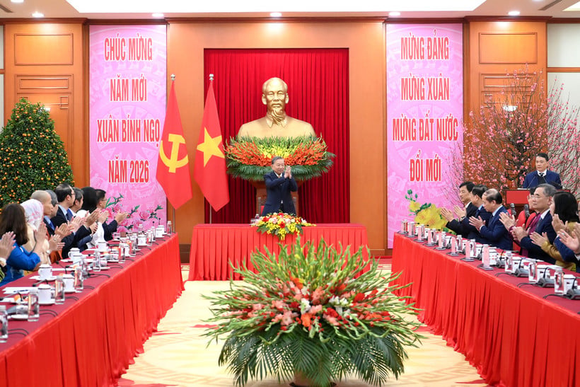 Generalsekretær To Lam leder et møte med en delegasjon av eksemplariske utenlandske vietnamesere som deltar i programmet «Spring in the Homeland 2026». (Foto: DANG KHOA)