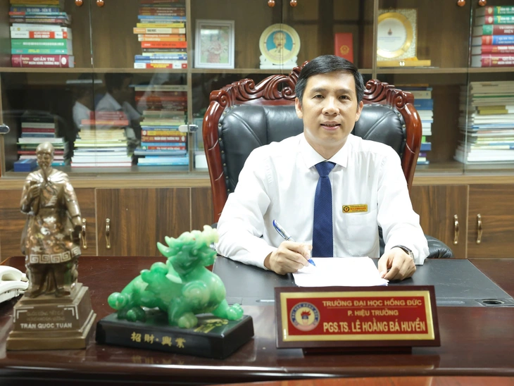 PGS.TS Lê Hoằng Bá Huyền giữ chức Hiệu trưởng Trường đại học Hồng Đức - Ảnh 1.