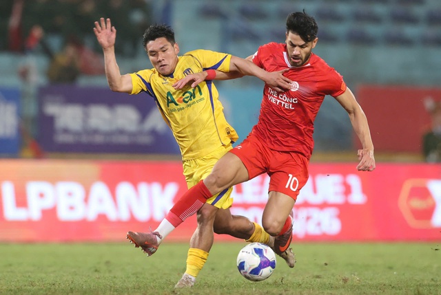 Die Tabelle der V-League spitzt sich zu: HAGL wird unerwartet von SLNA eingeholt, Thanh Hoa gelingt ein spektakulärer Aufstieg vom Tabellenende - Bild 1. Bảng xếp hạng V-League ‘nóng hổi’: HAGL bất ngờ bị SLNA áp sát, Thanh Hóa thoát đáy ngoạn mục- Ảnh 1.