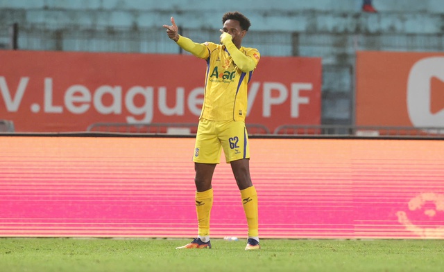 SLNA sorgte für eine Überraschung und gewann überzeugend gegen Gastgeber Cong Viettel mit 4:1: Vietnams U.23-Star Cao Van Binh war herausragend - Foto 1.