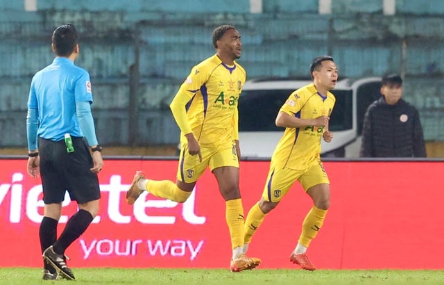 SLNA sorgte für eine Überraschung und gewann überzeugend gegen Gastgeber Cong Viettel mit 4:1: Vietnams U.23-Star Cao Van Binh war herausragend - Foto 3.