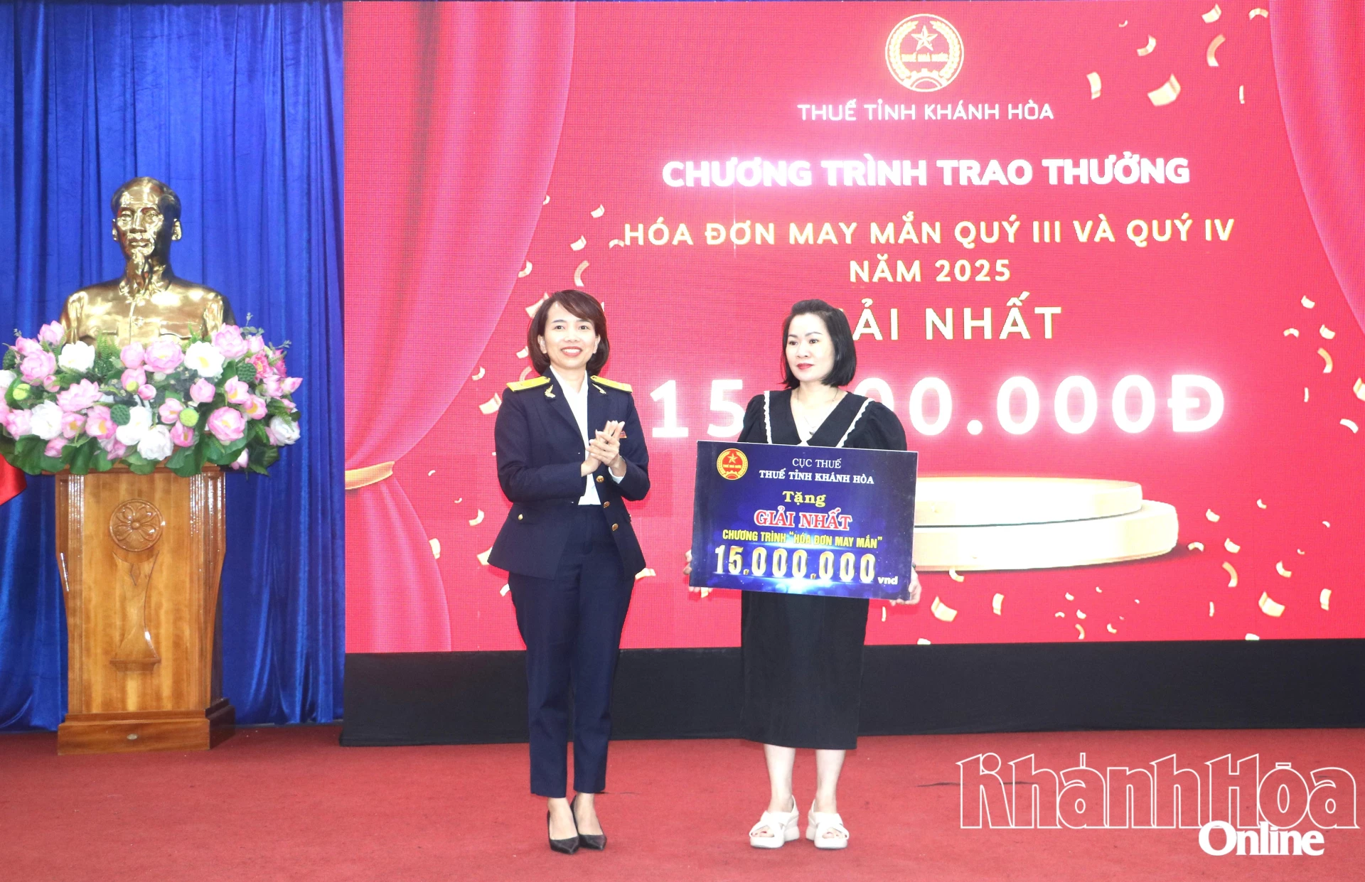 Ms. Nguyen Kim Thai Linh presented the first prize for the fourth quarter to Ms. Nguyen Luong Tuong Viet.