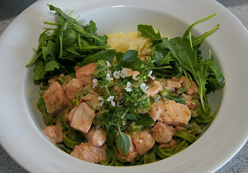 Aggiungi questi 5 alimenti ricchi di nutrienti alla tua dieta per ottenere benefici essenziali per i capelli. Bổ sung 5 loại thực phẩm giàu dưỡng chất thiết yếu cho tóc