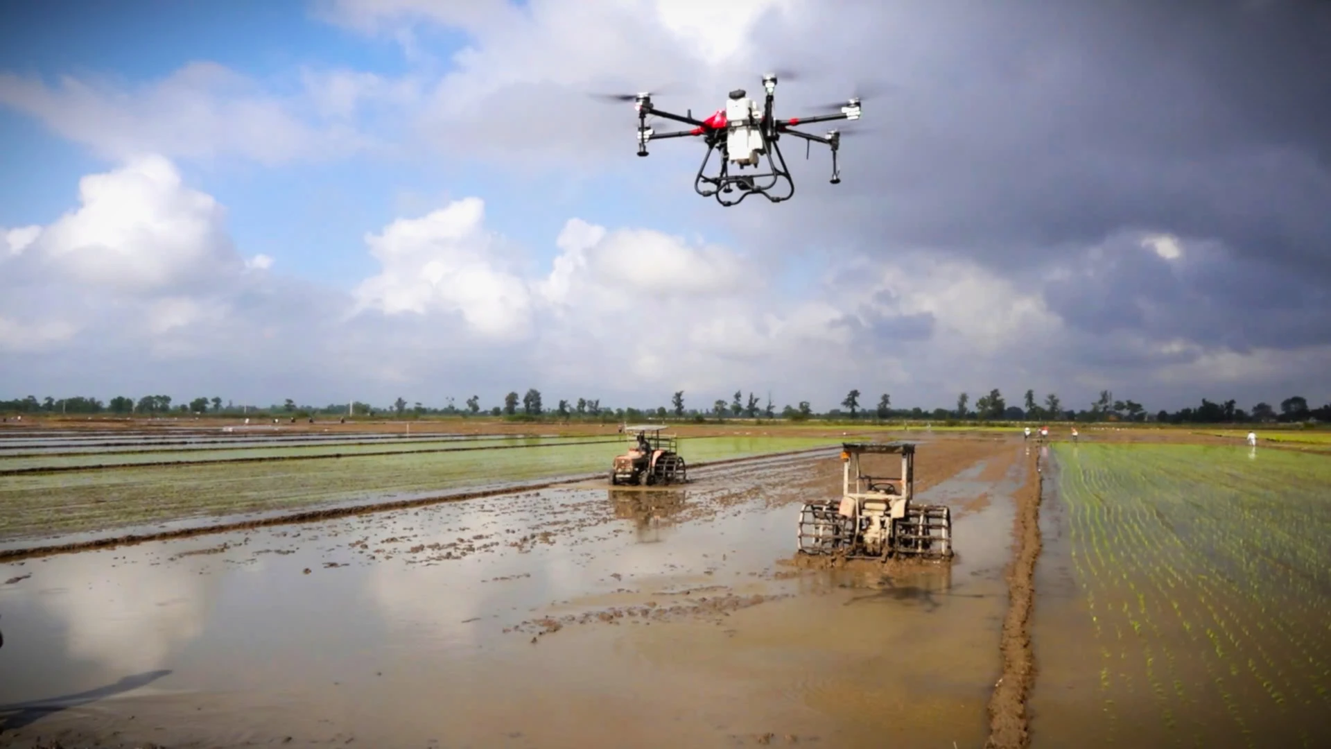 Jentera mekanikal dan dron sedang digunakan dalam pertanian - Foto: Mai Linh