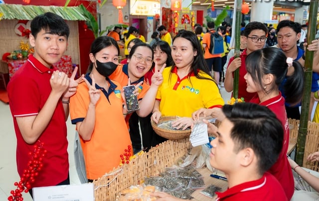 Tết 'ấm' từ trường ĐH - Ảnh 1.