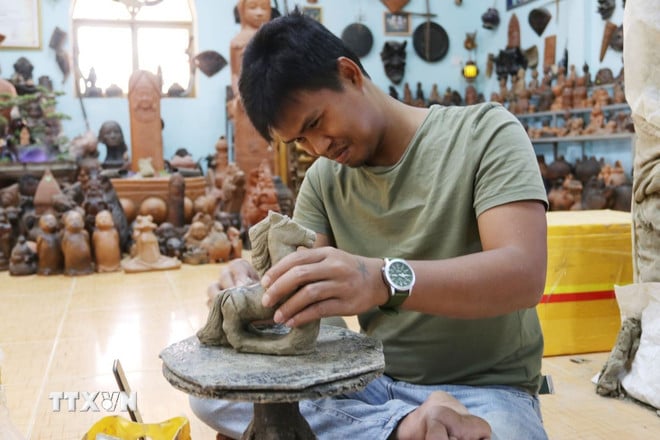ttxvn-doc-dao-linh-vat-ngua-lang-gom-cham-bau-truc-phuc-vu-tet-0902-2.jpg