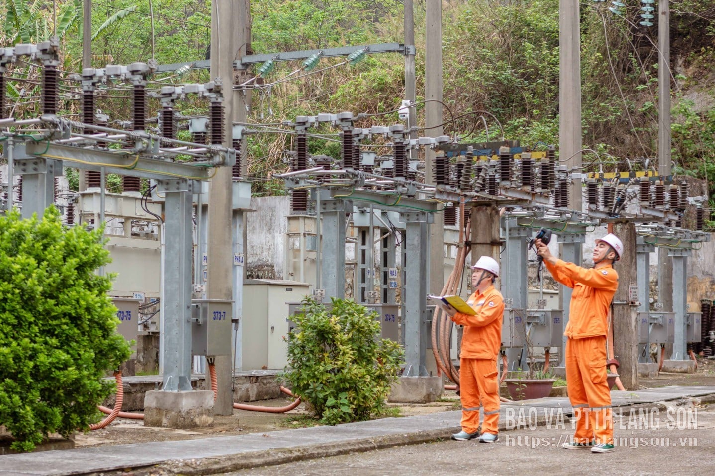 Nhân viên Trạm biến áp 110kV Lạng Sơn sử dụng thiết bị bay không người lái để kiểm tra nhiệt độ tiếp xúc các thiết bị tại trạm