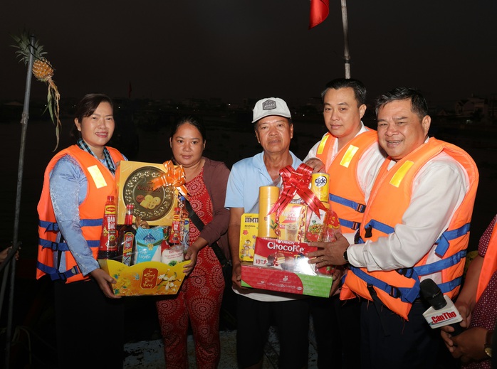 Nel 2026 Can Tho rende omaggio ai custodi del mercato galleggiante di Cai Rang - Foto 1. Cần Thơ tri ân người giữ hồn chợ nổi Cái Răng năm 2026 - Ảnh 1.