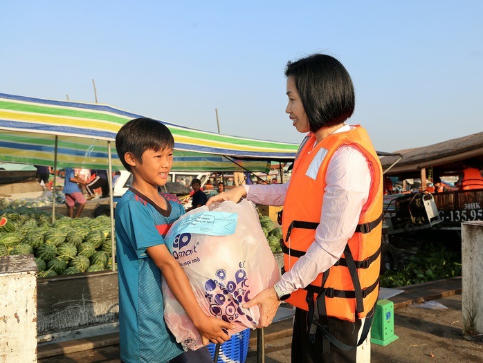 Can Tho rende omaggio ai custodi del mercato galleggiante di Cai Rang nel 2026 - Foto 4. Cần Thơ tri ân người giữ hồn chợ nổi Cái Răng năm 2026 - Ảnh 4.