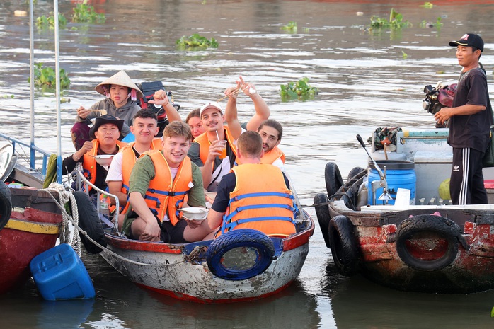 Can Tho rende omaggio ai custodi del mercato galleggiante di Cai Rang nel 2026 - Foto 7. Cần Thơ tri ân người giữ hồn chợ nổi Cái Răng năm 2026 - Ảnh 7.