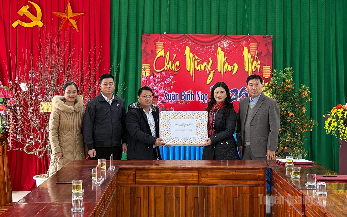 Il compagno Vuong Ngoc Ha, vicepresidente del Comitato popolare provinciale, ha consegnato dei doni al Centro provinciale di assistenza sociale e al Fondo provinciale per la protezione dell'infanzia.