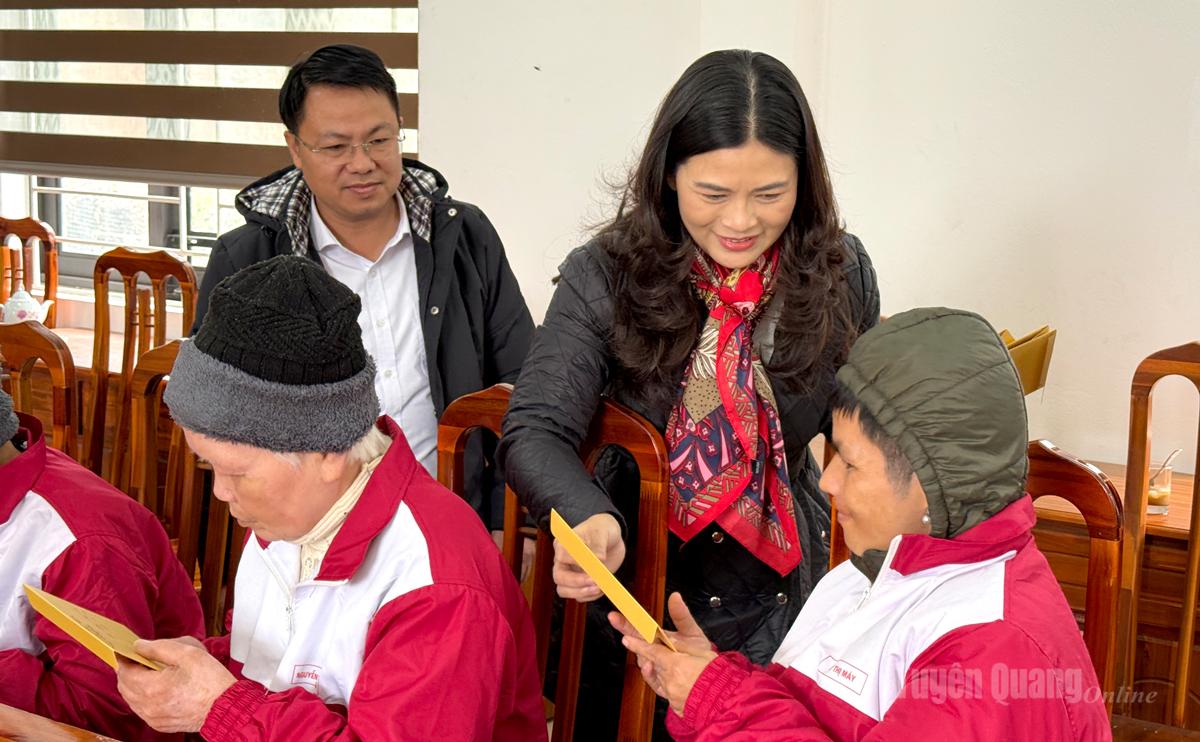 Il compagno Vuong Ngoc Ha, membro del Comitato permanente del Comitato provinciale del Partito e vicepresidente del Comitato popolare provinciale, ha consegnato dei doni ai beneficiari presso il Centro.