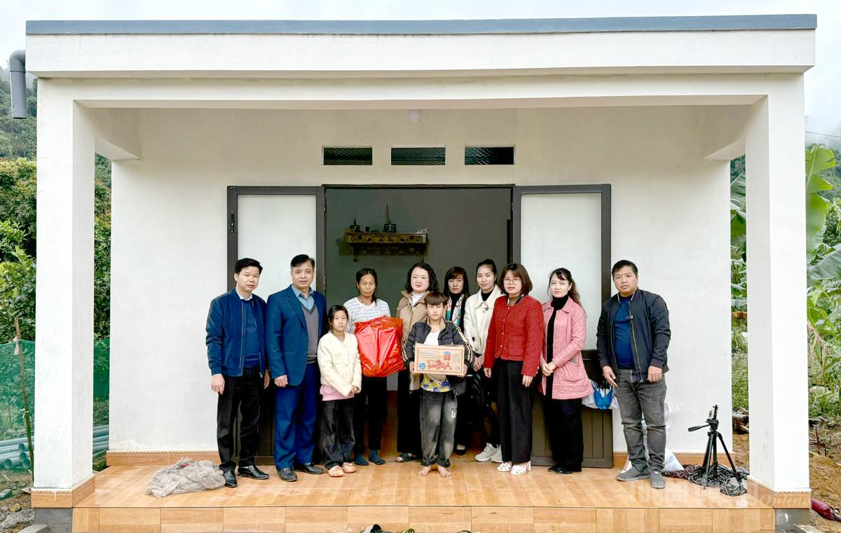 Il quotidiano e l'emittente radiofonica/televisiva Tuyen Quang, il Comitato del Partito e il governo della comune di Tan Long, insieme al canale YouTube Long Xuan Chien – My Hometown, hanno inaugurato una casa di beneficenza per la signora Trieu Thi Phuong, del villaggio 23.